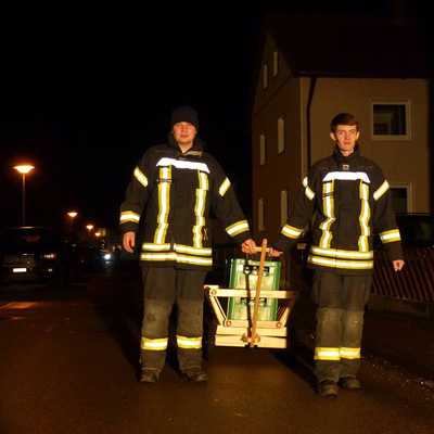 Feuerwehr Flaschen Werbung austeilen